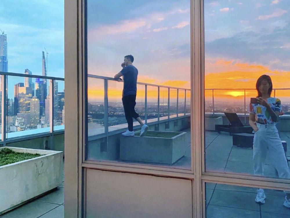 许婧|许婧高调晒男友背影照，湖边泛舟悠然自在，尽情享受二人世界