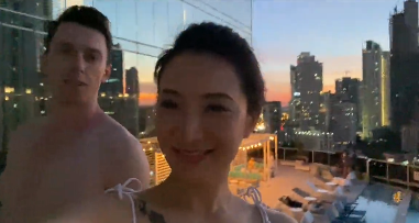 许婧|许婧高调晒男友背影照，湖边泛舟悠然自在，尽情享受二人世界