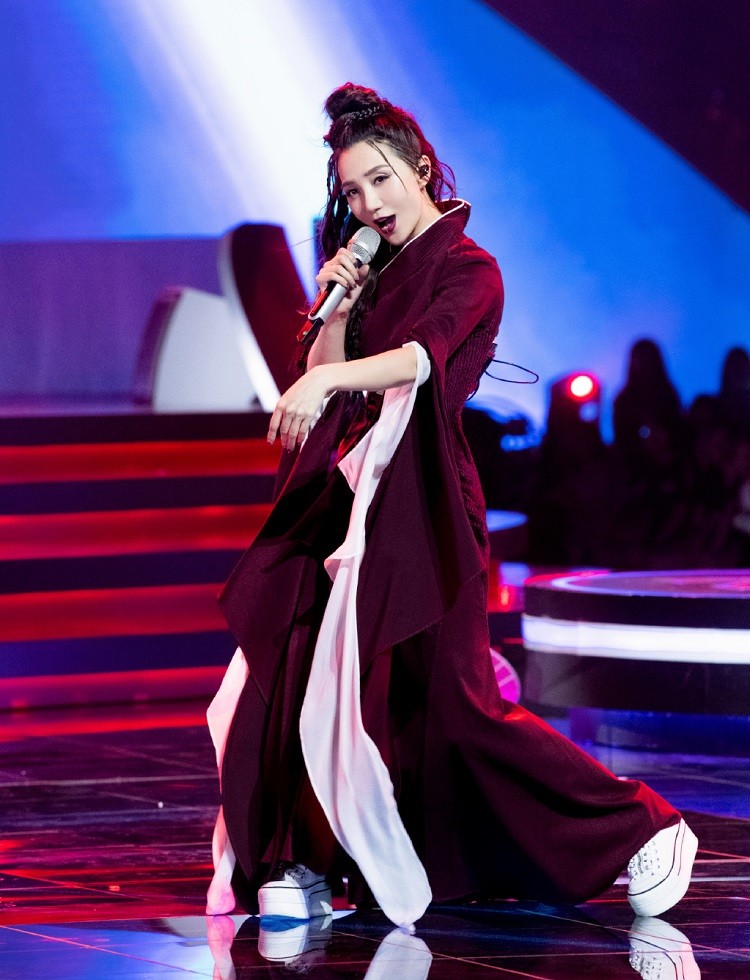 浪姐|《浪姐》五公solo引争议，有人全开麦有人对嘴型，阿朵实力惊人