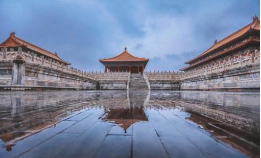 北京故宫|故宫雨后倒影，镜面相映成趣，网友直呼：美哉！