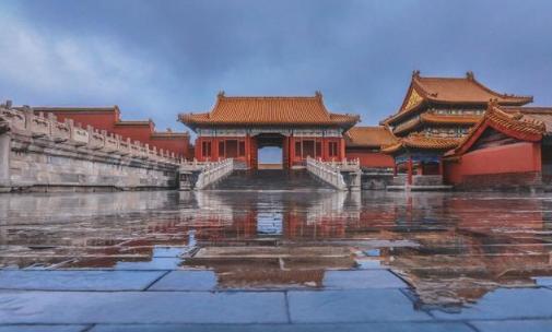 北京故宫|故宫雨后倒影，镜面相映成趣，网友直呼：美哉！