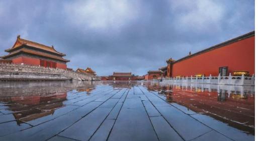 北京故宫|故宫雨后倒影，镜面相映成趣，网友直呼：美哉！