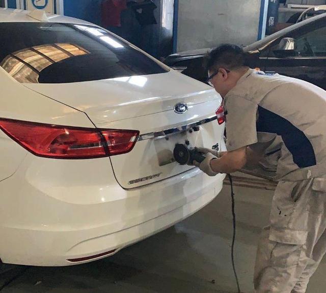 乘客行李被锁网约车后备箱无奈自费开箱网约车平台只能找司机赔付