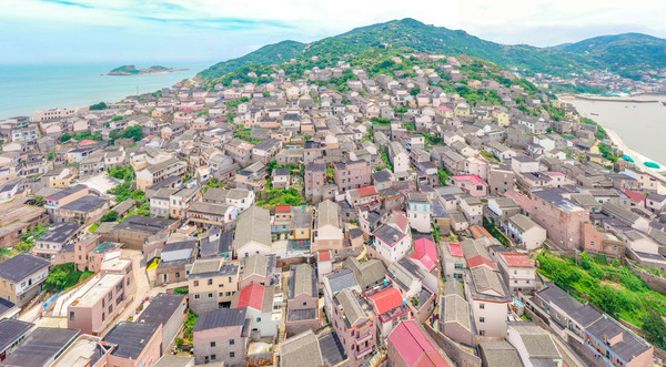 峙岙村,由石景,石屋,石街构成,被称为"东海石村"