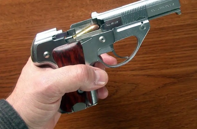 这才是真正的掌心雷 不但使用11.43毫米大威力弹药 而且还是五连发