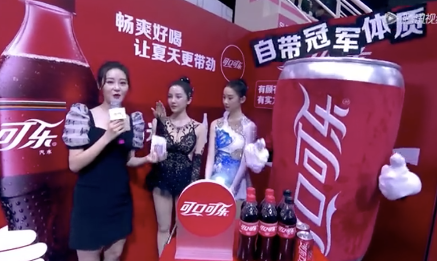 张艺凡|张艺凡祝贺陈小纭获体操冠军，并晒两人合影，脸小的优势很明显