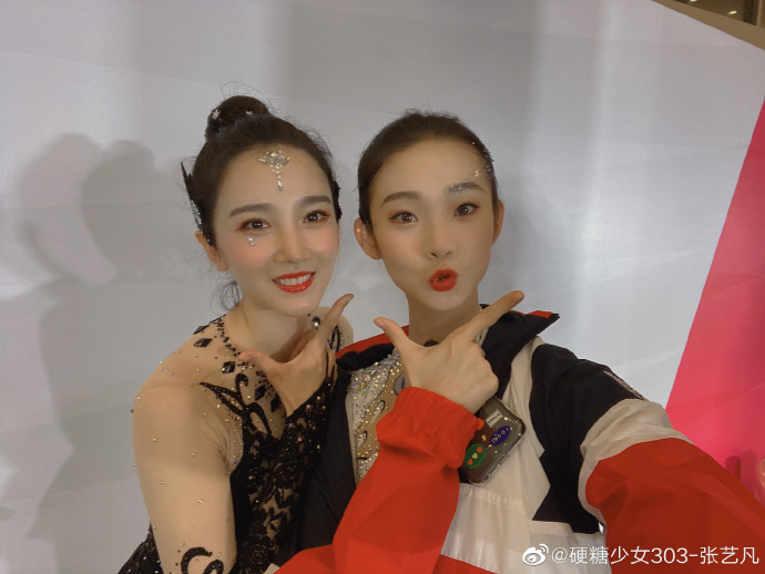 张艺凡|张艺凡祝贺陈小纭获体操冠军，并晒两人合影，脸小的优势很明显