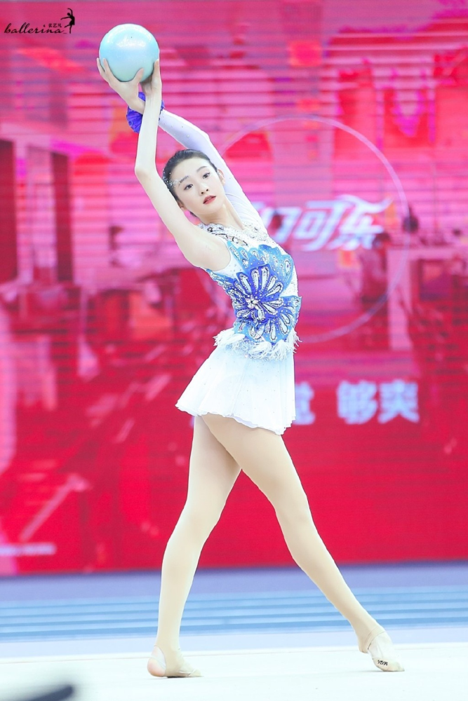 张艺凡|张艺凡祝贺陈小纭获体操冠军，并晒两人合影，脸小的优势很明显