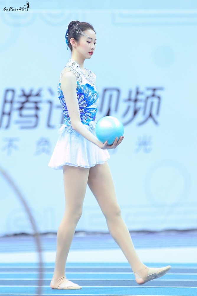 张艺凡|张艺凡祝贺陈小纭获体操冠军，并晒两人合影，脸小的优势很明显