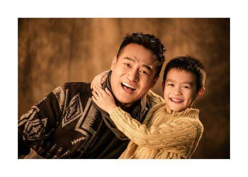 张永刚|黑子：母亲早逝，父亲卖血供他上学意外离世，与妻恩爱20年0绯闻