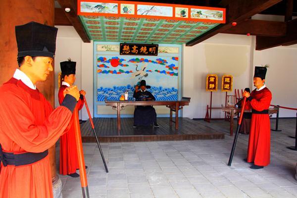 到了县衙大堂,周知县召集县丞,主簿,典吏.声称要一起审理冤魂.