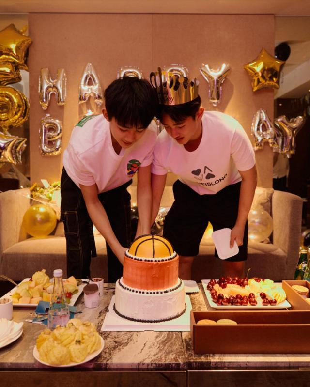 隐秘的角落|《隐秘的角落》朱朝阳为严良庆生，送好友牛奶礼物，助严良长高个