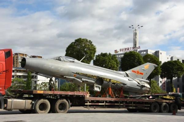 【区县】刚刚,一架退役歼-7战斗机落户遵义这里!