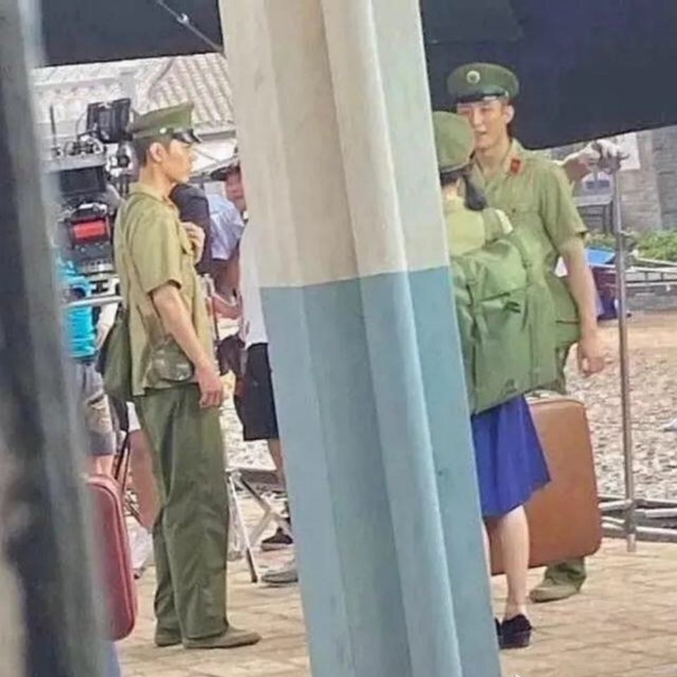 肖战|肖战正式复工，网曝肖战搭档黄景瑜演新剧，剪寸头穿军装意气风发