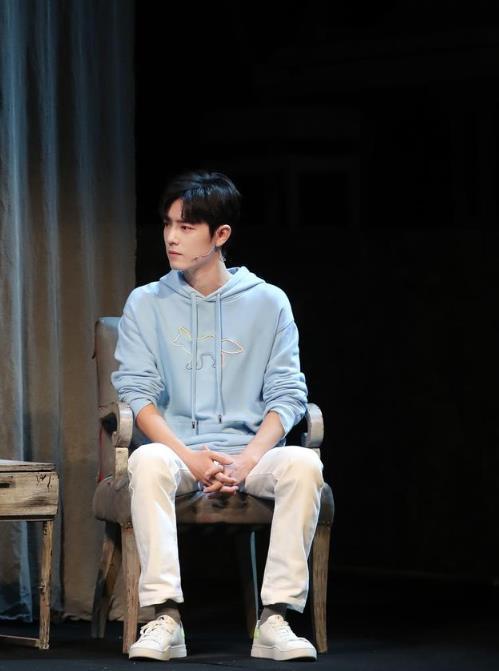 肖战|肖战正式复工，网曝肖战搭档黄景瑜演新剧，剪寸头穿军装意气风发