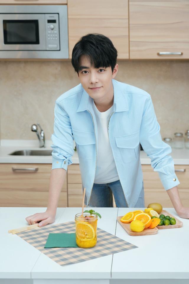 肖战|肖战正式复工，网曝肖战搭档黄景瑜演新剧，剪寸头穿军装意气风发