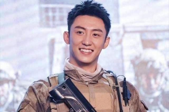 肖战|肖战正式复工，网曝肖战搭档黄景瑜演新剧，剪寸头穿军装意气风发