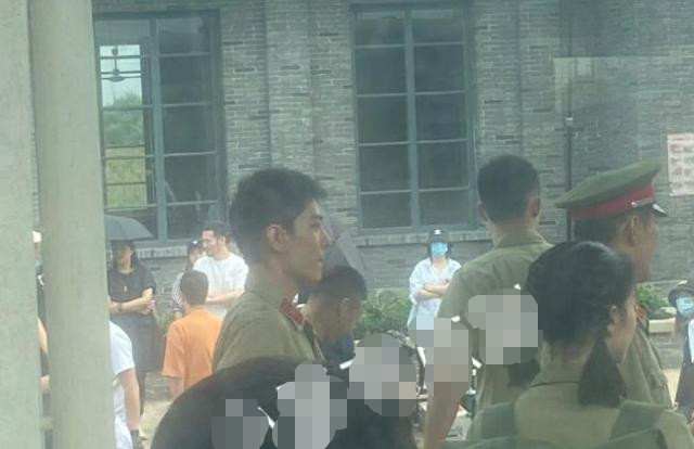 肖战|肖战正式复工，网曝肖战搭档黄景瑜演新剧，剪寸头穿军装意气风发