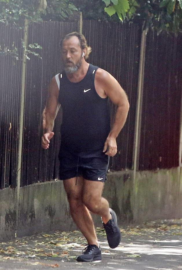 按理来说,以裘德洛的年纪和他一直拍戏有在维持体态,肌肉量应该还可以