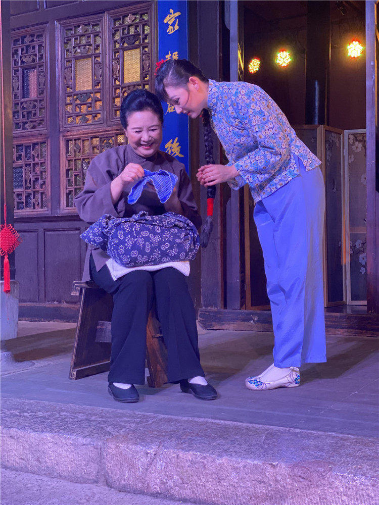 马家大院首次雨中上演雷雨演员冒雨演出观众深感震撼