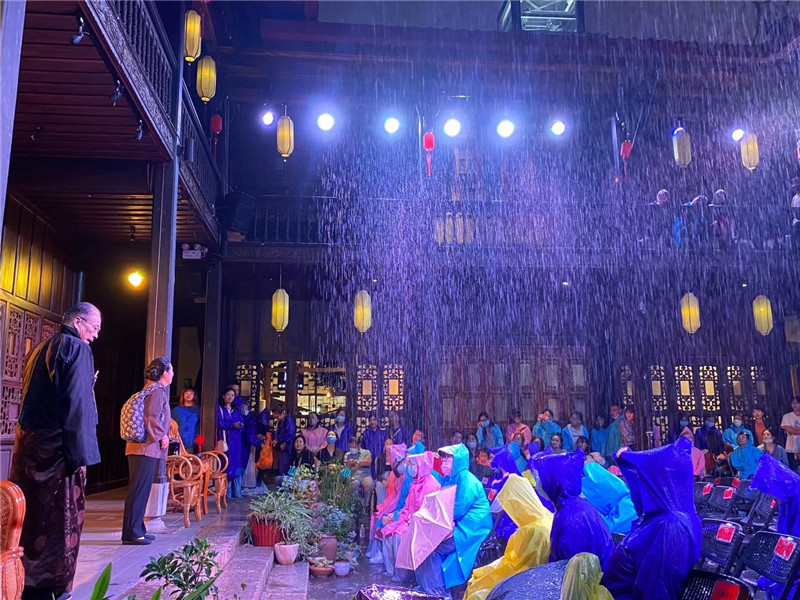 马家大院首次雨中上演雷雨演员冒雨演出观众深感震撼