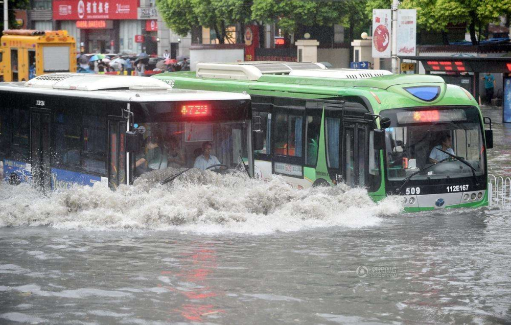 爱车|暴雨天气爱车被淹怎么办？看完包你成为雨中“老司机”