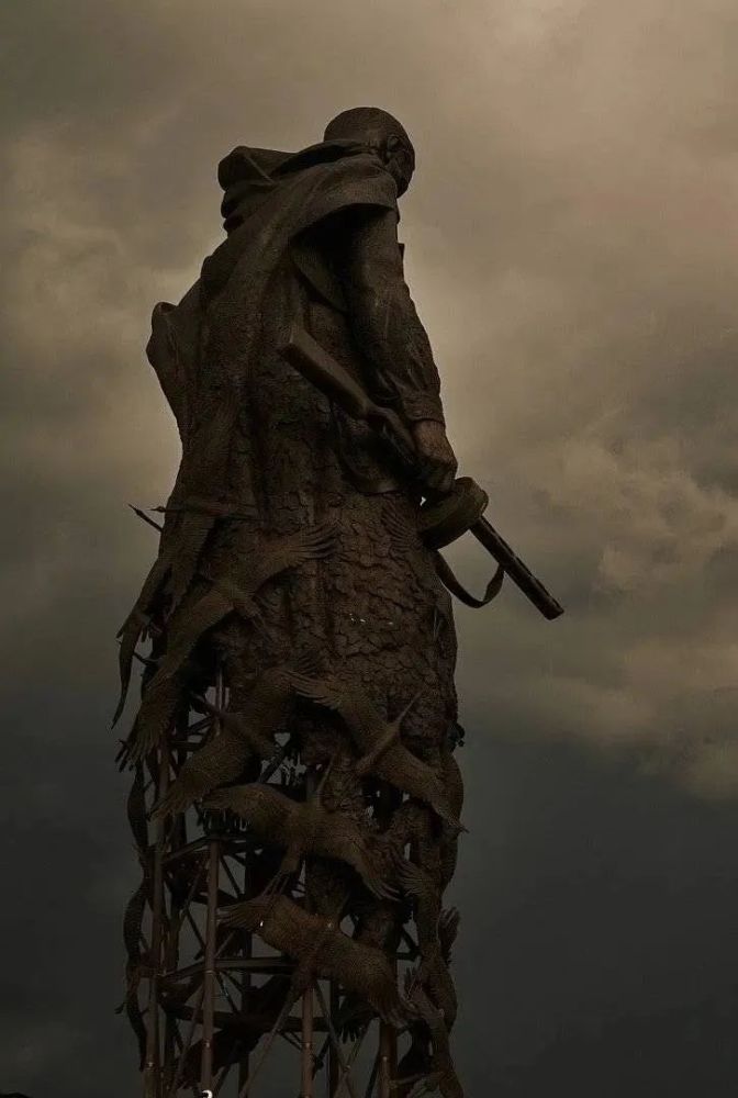 我认为,从这个意义上来说,勒热夫战役雕塑是真诚的"