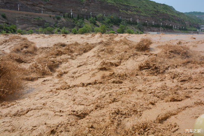 黄河壶口两岸地质主要为薄层黄土覆盖的石质丘陵.