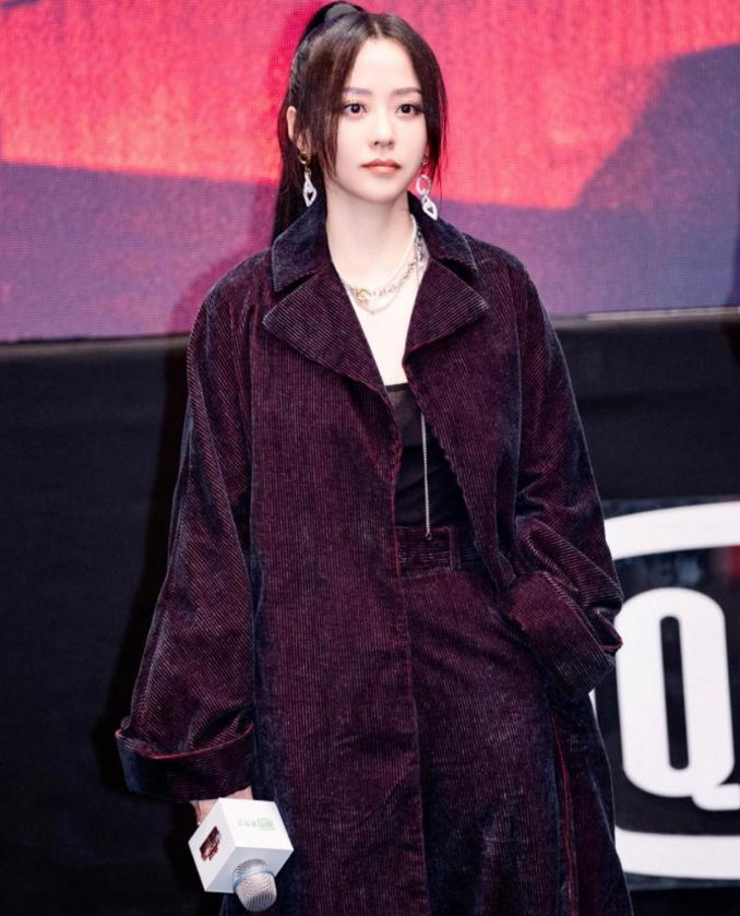 张靓颖|张靓颖内涵李宇春，经纪人挂名张靓颖开撕：贱！难怪她妈不祝福她！