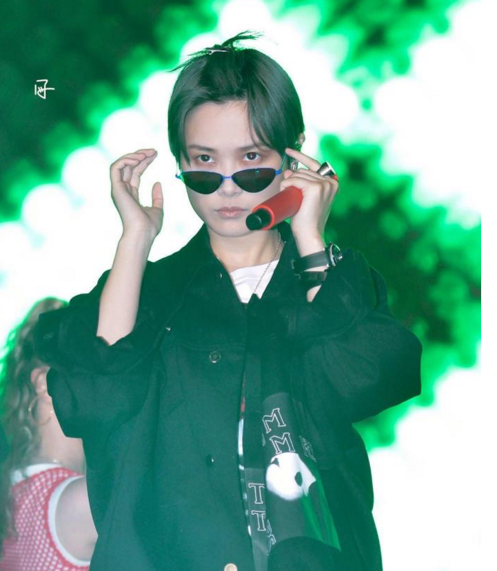 张靓颖|张靓颖内涵李宇春，经纪人挂名张靓颖开撕：贱！难怪她妈不祝福她！