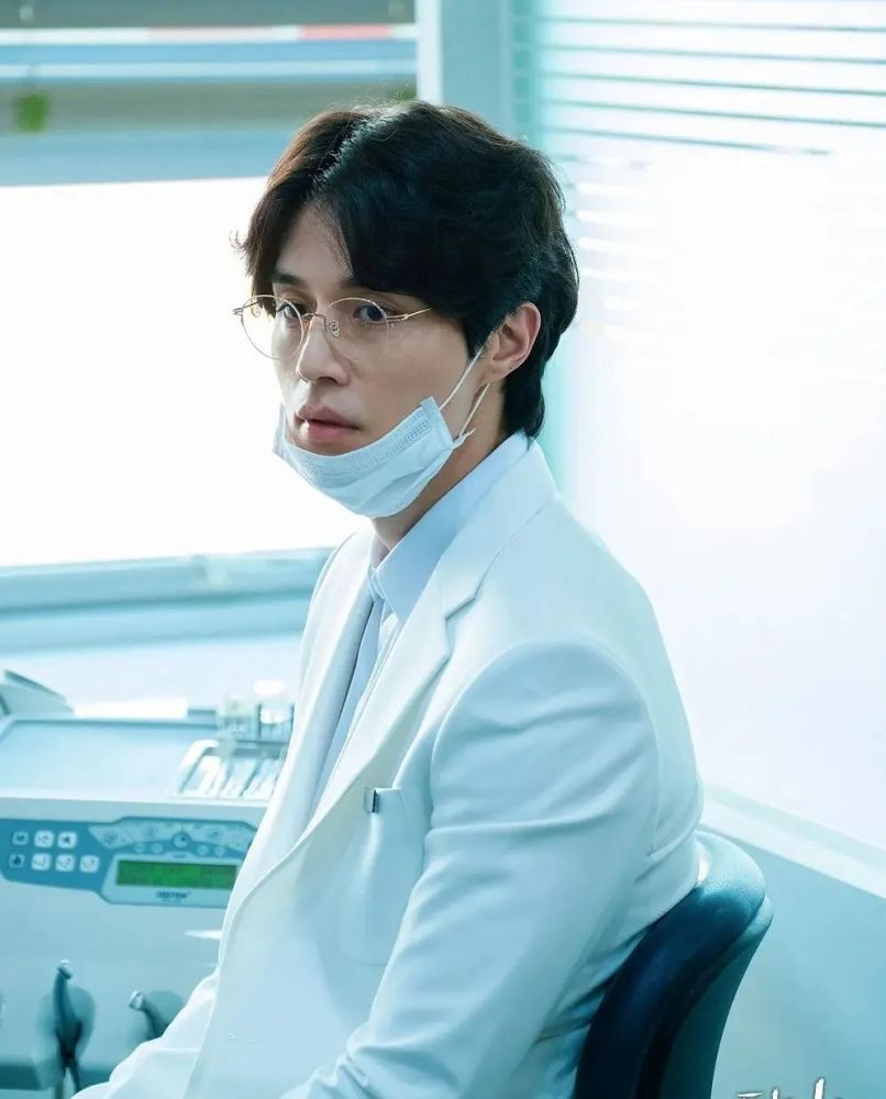 今日坐诊牙医李栋旭你要不要预约