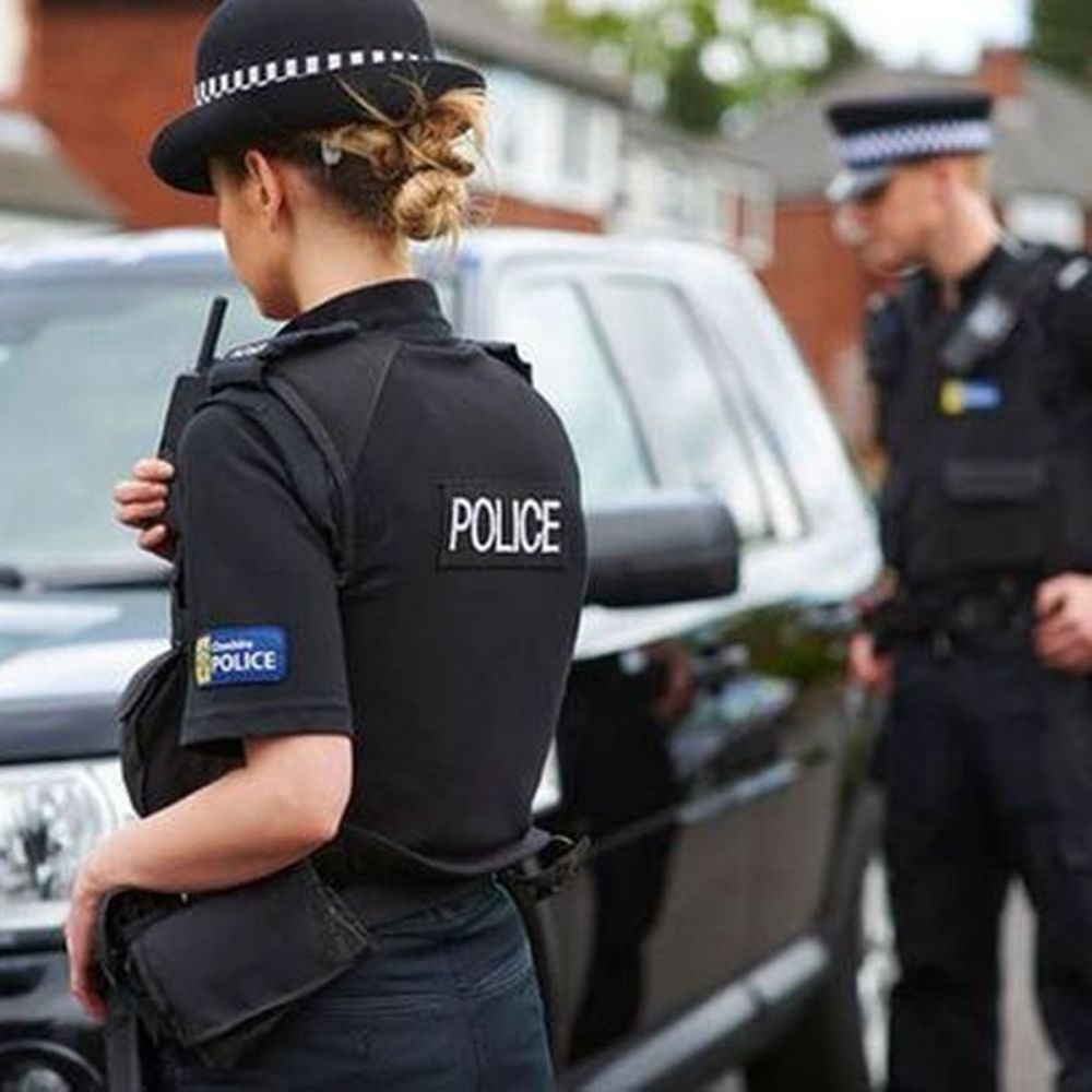 男子被女警察逮捕时扬言要杀了她 突然掏出一支笔戳进她的脸 腾讯新闻