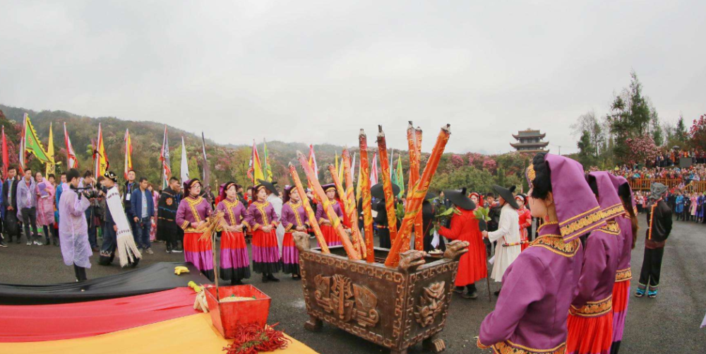 時有些地區也有祭祀活動,如浙江金華,義烏等縣,在清明日要置三牲福禮