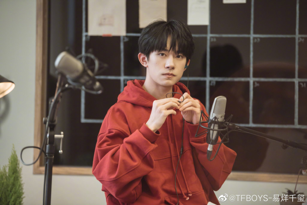 易烊千玺|双标现场？易烊千玺官宣手游代言后，网友却扒出粉丝迷惑发言