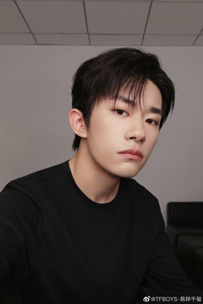 易烊千玺|双标现场？易烊千玺官宣手游代言后，网友却扒出粉丝迷惑发言