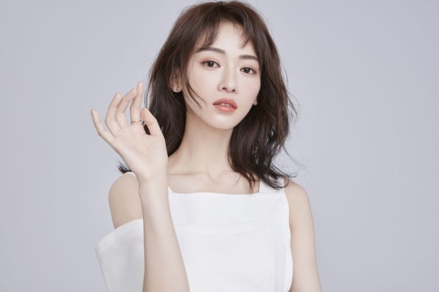 yes娱乐8月17日讯8月16日,演员吴谨言一组生日写真大片曝光.