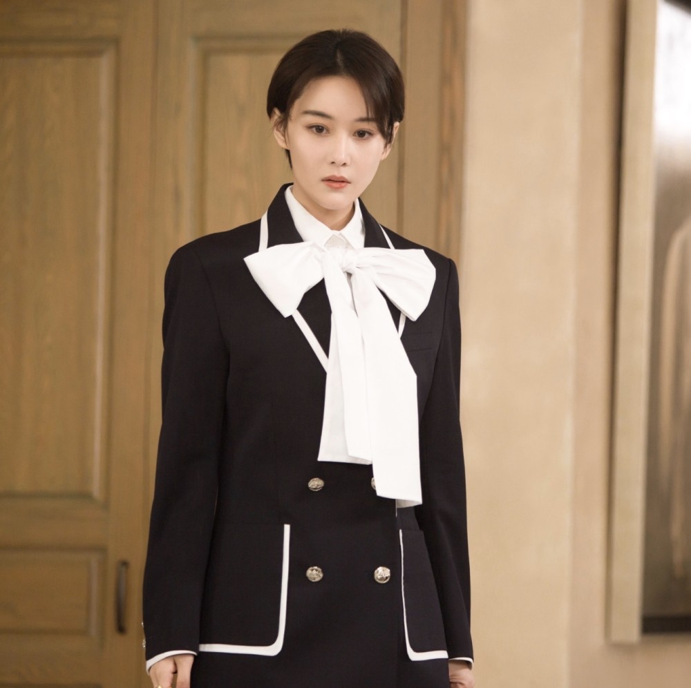 军嫂张馨予走帅气路线不违和穿牛仔衬衫配七分裤好身材随意穿