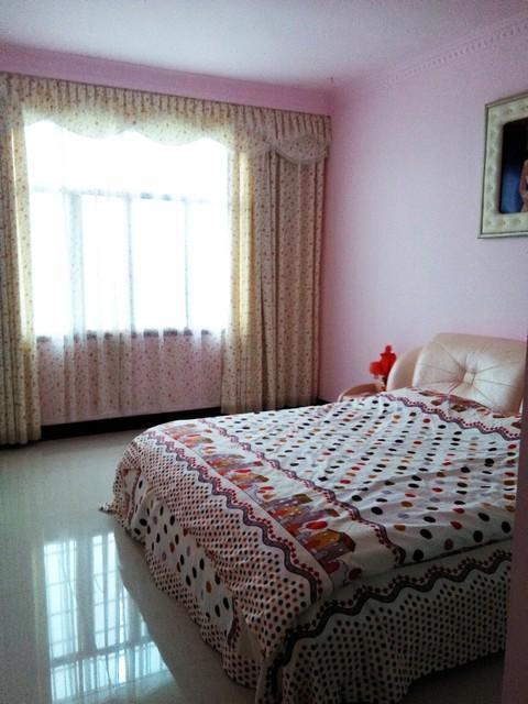 在农村结婚的话,也会讲究一点,睡觉的房间都会稍微布置一下的,这个床