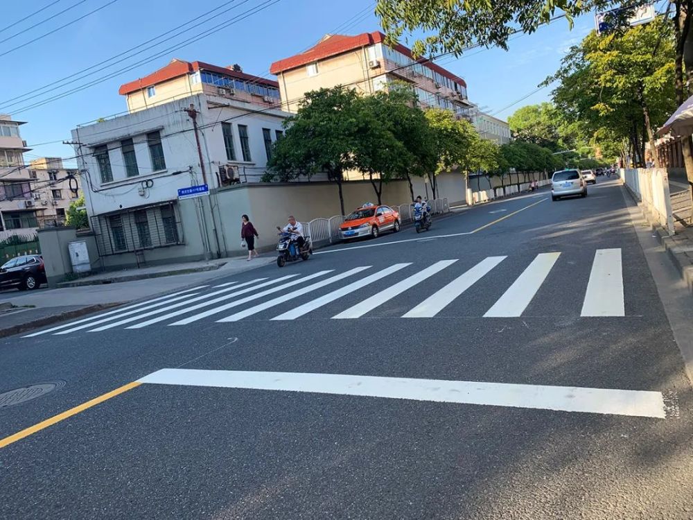 同济支路增设斑马线代表交警齐出力为居民解决幸福的烦恼