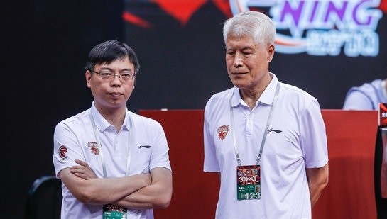 可惜当时辽宁太过年轻化导致战绩不佳,2005年12月蒋兴权无奈下课,杨鸣