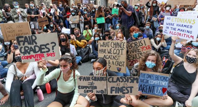 千万英国学生控诉“高考”成绩不公，出现游行示威