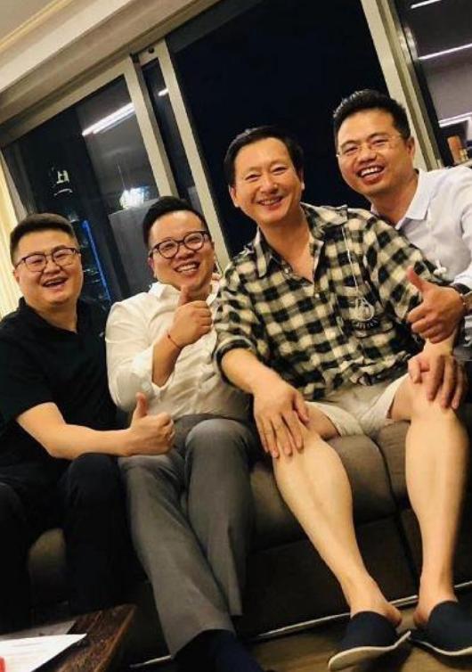 郑爽|郑爽素颜与装修人员合影，发际线后移严重，女神又瘦成纸片人