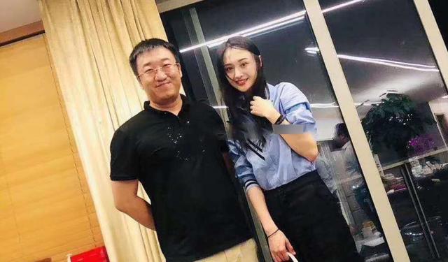 郑爽|郑爽素颜与装修人员合影，发际线后移严重，女神又瘦成纸片人