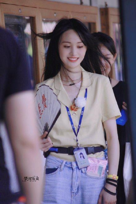 郑爽|郑爽素颜与装修人员合影，发际线后移严重，女神又瘦成纸片人