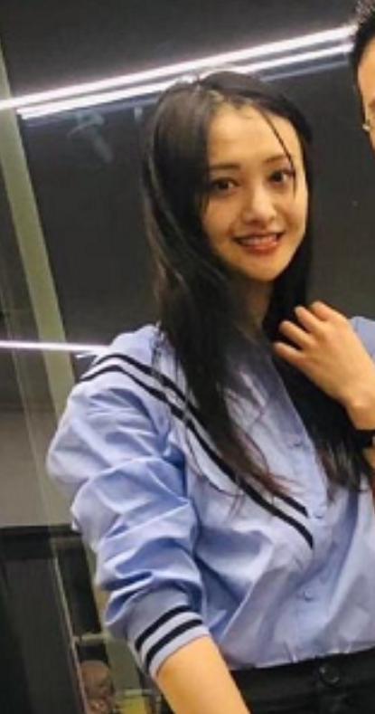 郑爽|郑爽素颜与装修人员合影，发际线后移严重，女神又瘦成纸片人