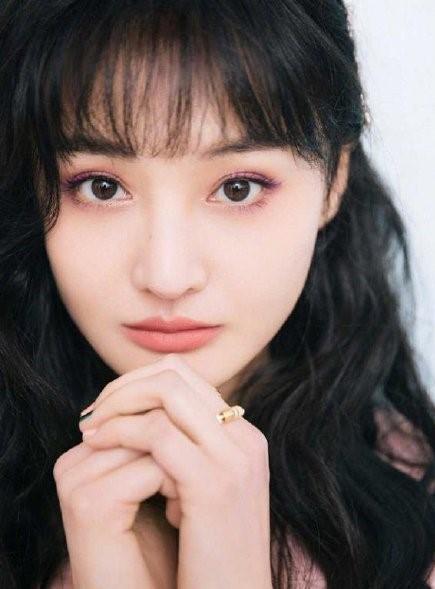 郑爽|郑爽素颜与装修人员合影，发际线后移严重，女神又瘦成纸片人