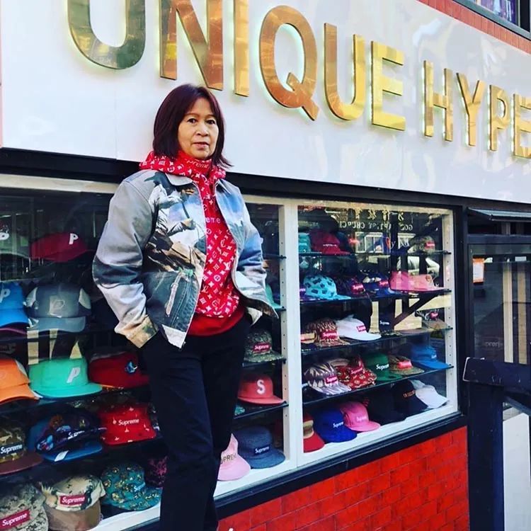 djsodatravisscott抢着合影这位中国大妈才是supreme女王