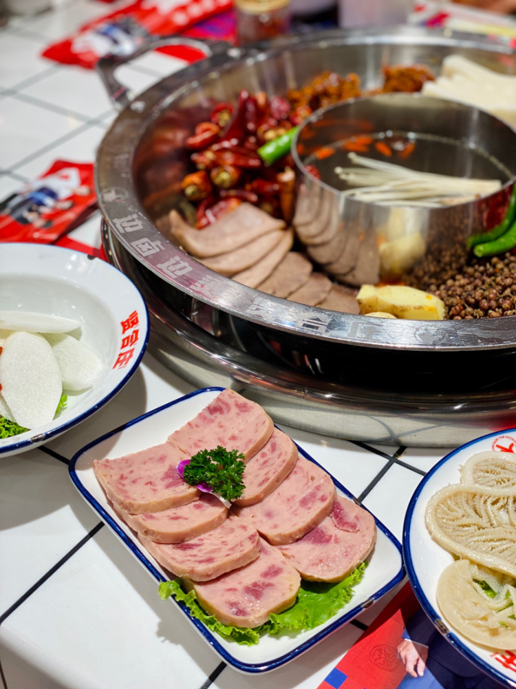 "大黑牛"李晨陈赫现身西安 跟萝莉跳舞互动卖萌