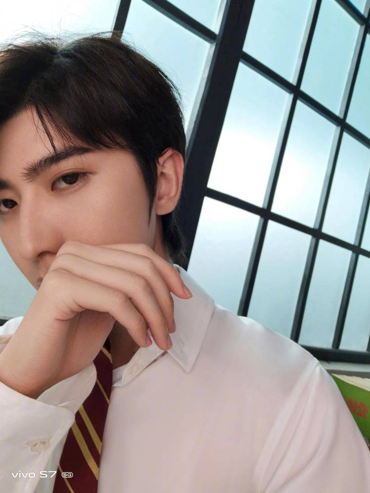 想入手vivos7却不会拍照快来get蔡徐坤同款自拍姿势