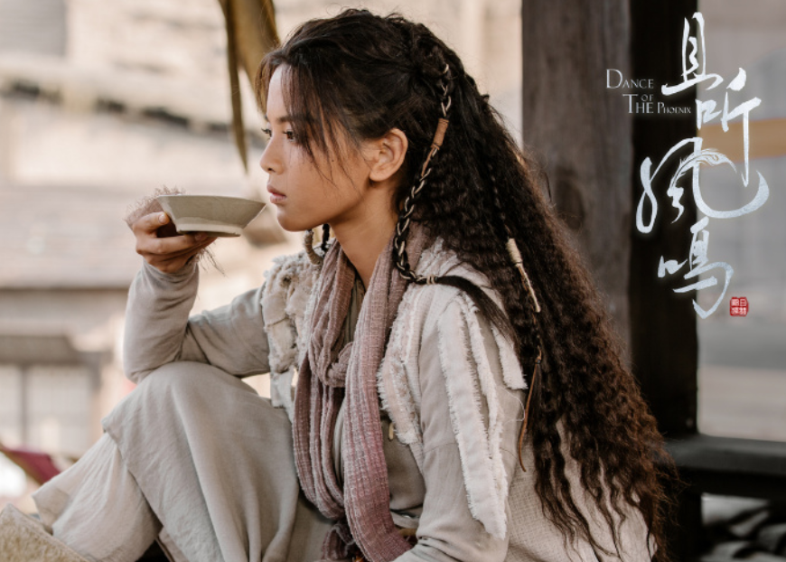 杨超越|杨超越新剧上线8天播放破2亿，却引来众嘲，谁细品这部剧的背景了